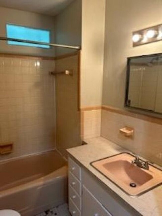 Building Photo - Charming 3BR House in Louisville