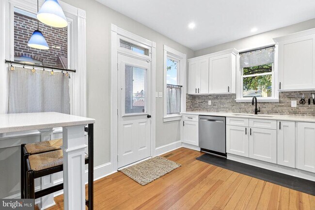 Building Photo - 624 St Joseph St