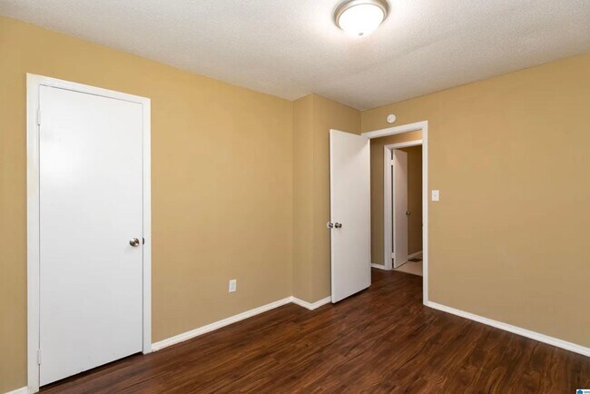 Building Photo - 4/2 Adamsville Home