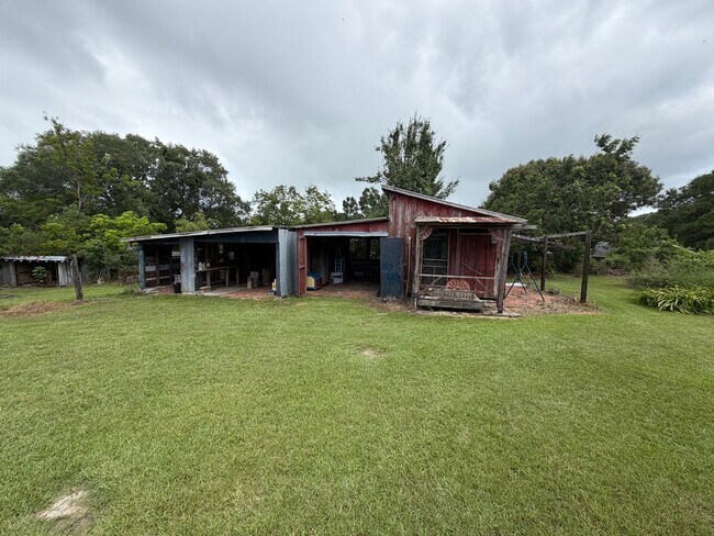 Building Photo - Unique farmhouse just outside Troy