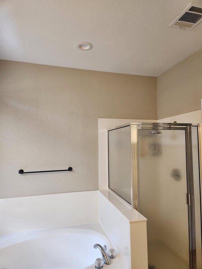 Building Photo - 207 Meadows Ln