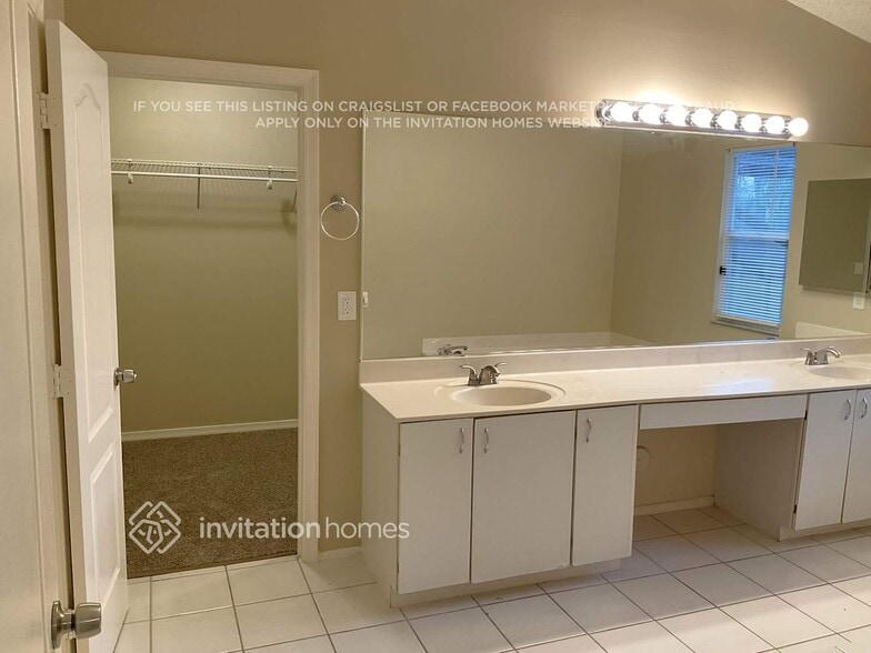 Building Photo - 3733 Lancewood Dr