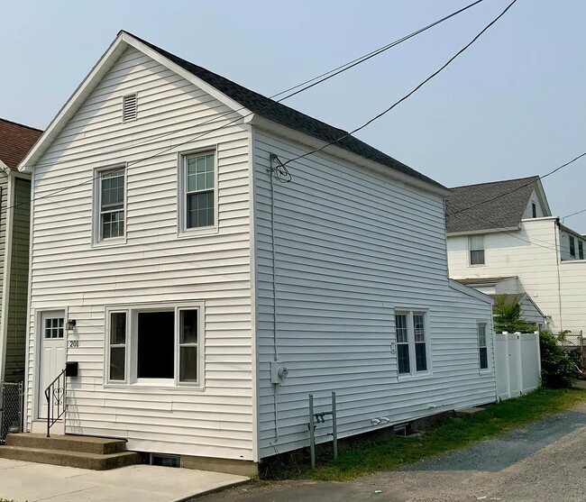 Building Photo - 201 15th St