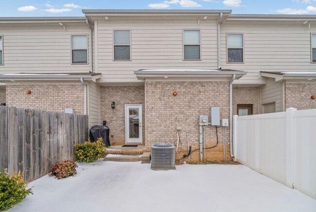 Building Photo - Modern Living in the Heart of Pleasant View Village!