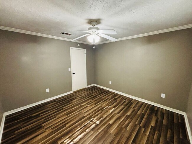 Building Photo - 709 Greenfield Dr