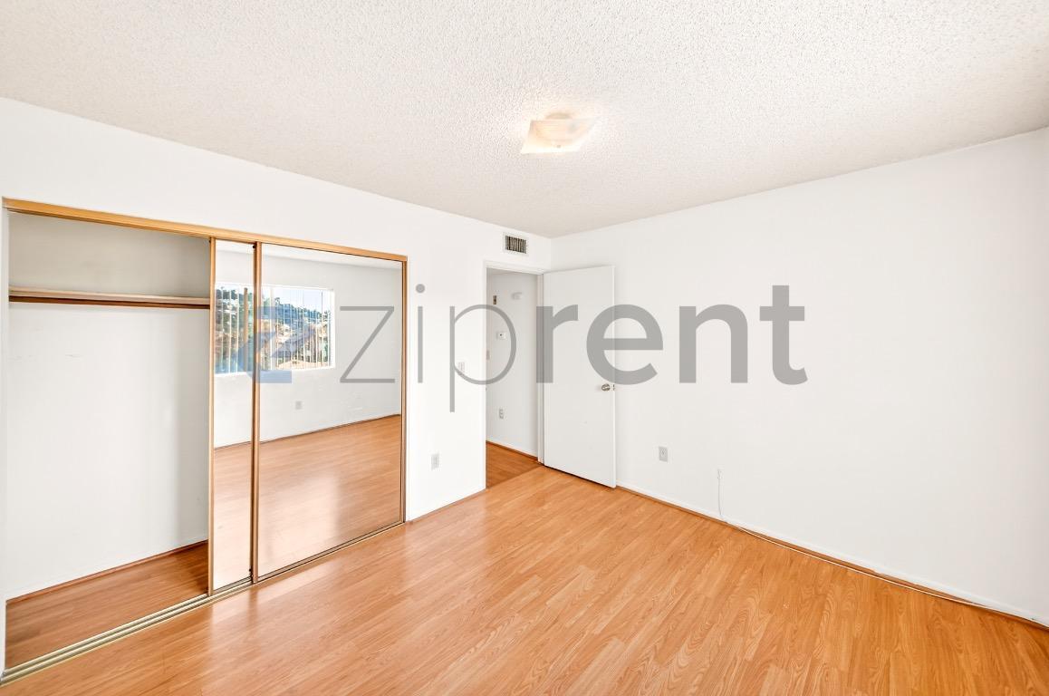 Building Photo - 1004 E Garfield Ave