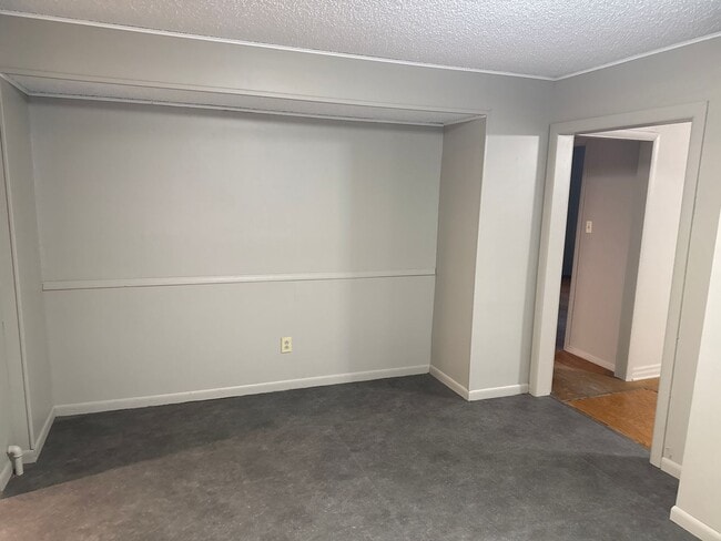 Building Photo - 3 Bedroom, 2 Bathroom updated home for $995!