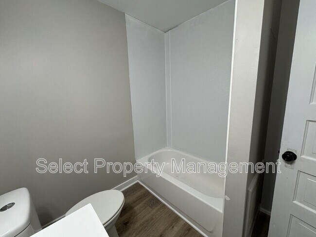 Building Photo - 930 3rd St