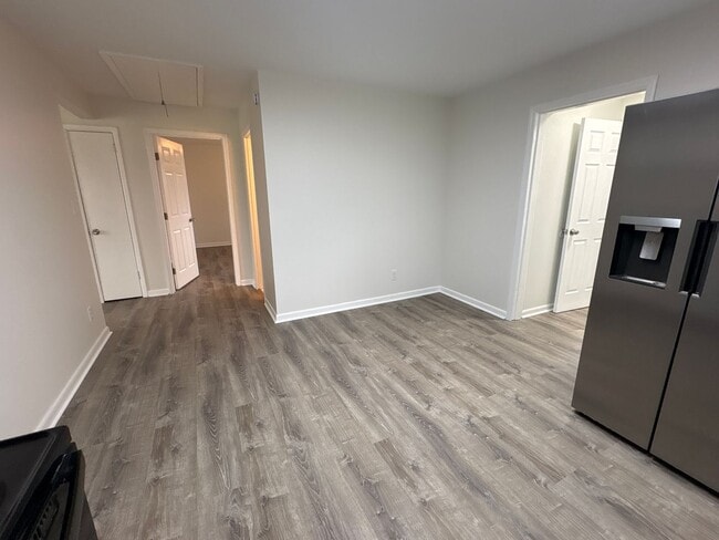 Building Photo - 400 W Market St