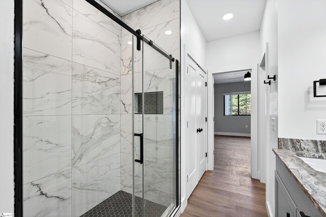 Building Photo - 1403 Lake Bowen Dam Rd