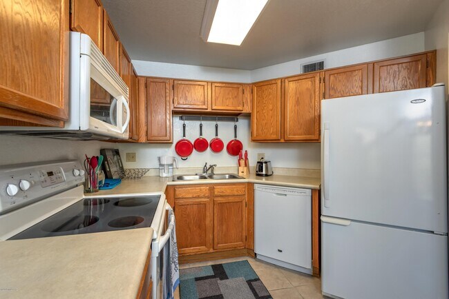 Building Photo - 6655 N Canyon Crest Dr