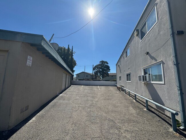 Building Photo - 2340 W Greenacre Ave