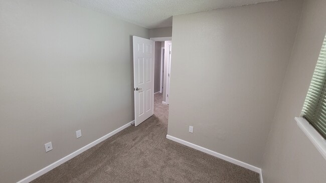Building Photo - Duplex 12006