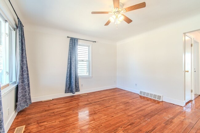 Building Photo - Charming Hazel Park Bungalow with Renovated Kitchen & Fenced Yard