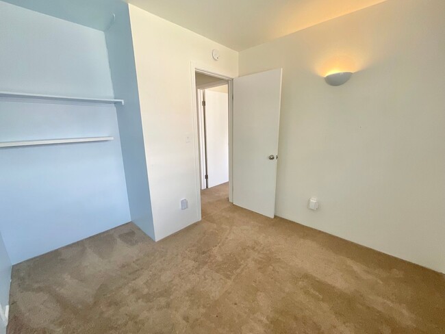 Building Photo - 3 Bedroom 2 Bath, 2 Parking, Convenient Lo...