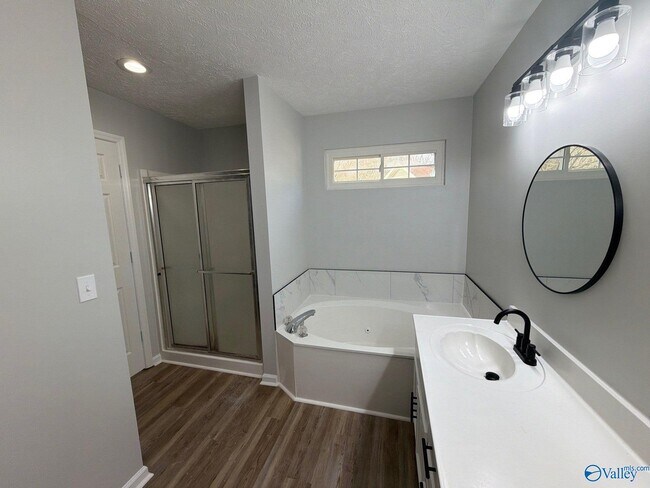 Building Photo - 103 Kestrel Ct SW