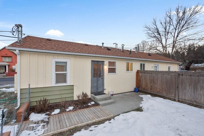 Building Photo - Great townhome near downtown Spokane