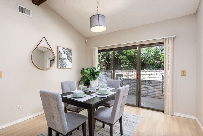 Building Photo - 2 bed 1 bath home w/ garage and yard, biking distance to UC Davis campus and downtown