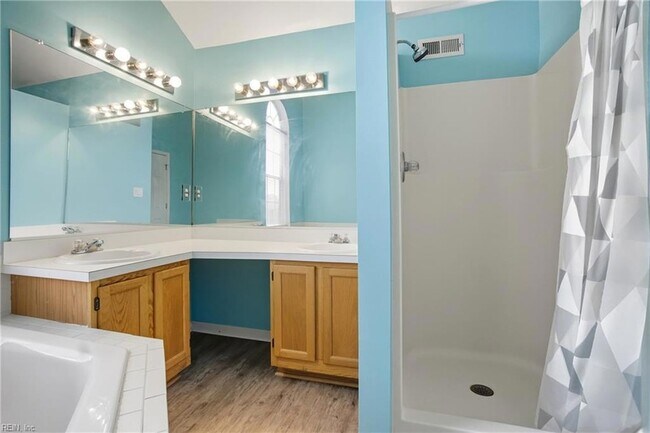 Building Photo - 716 Aylesbury Dr