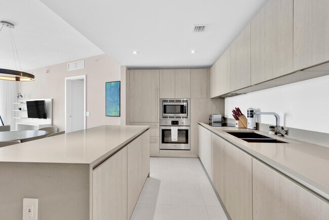 Building Photo - 4011 S Ocean Dr