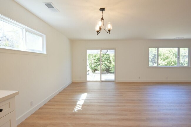 Building Photo - Beautifully Remodeled 3 Bedroom 2 Bath in Desirable Campbell Neighborhood