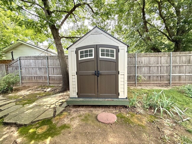 Building Photo - 1004 Brookside Dr