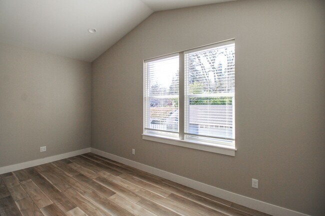 Building Photo - COMMERCIAL1725