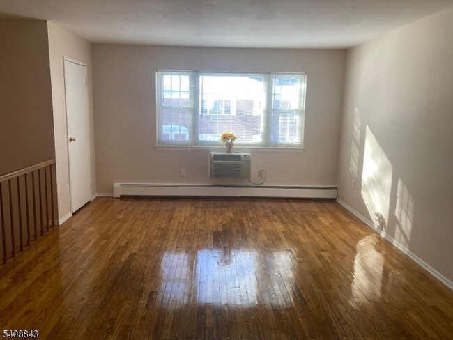 Building Photo - 1251 Valley Rd