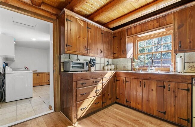 Building Photo - 15921 Wildwood Dr