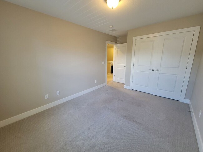 Building Photo - Spacious 3 level, 4 bedroom townhome with attached 2 car garage at Silver Meadows Townhomes on Lo...