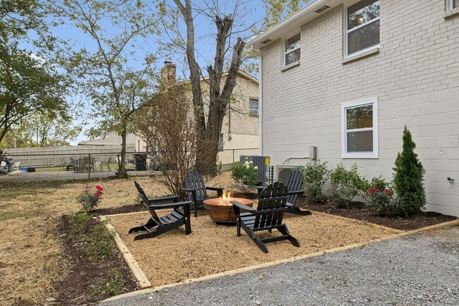 Building Photo - 215 Ash Dr