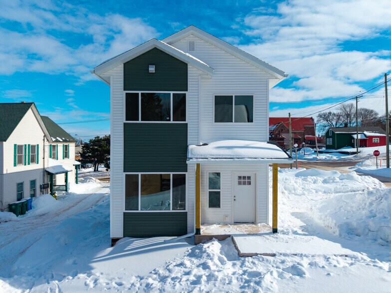 Building Photo - 412 W Baraga Ave