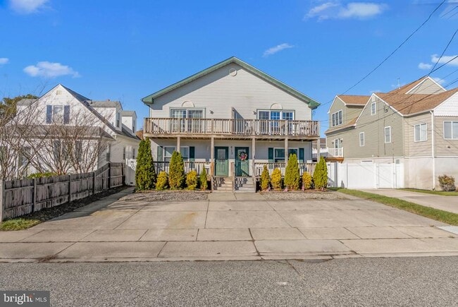 Building Photo - 413 W Beach Ave