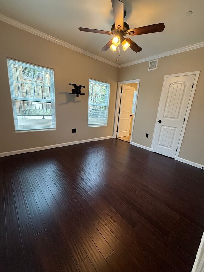 Building Photo - 4738 Hillcrest Ave