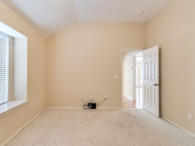 Building Photo - Beautiful Home With Lake View - 3 Bed + 2 Bath