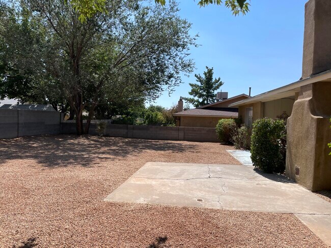 Building Photo - 9704 Avenida de la Luna N East
