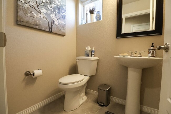 Building Photo - 3 Bedroom, 2.5 Bathroom Townhome. June 2026 Move-In! 2-year lease option!