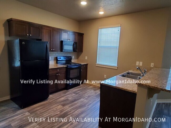 Building Photo - $500 off first month! 9-foot ceilings, all...