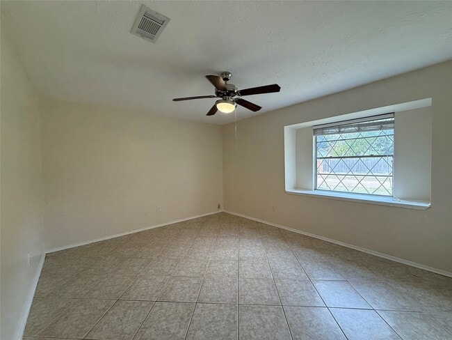 Building Photo - 10119 Leawood Blvd