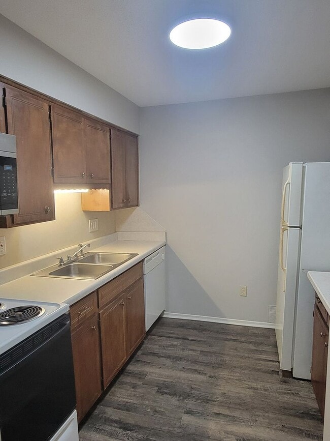 Building Photo - Adorable 2-Bedroom, 2-Bath Townhome Near A...
