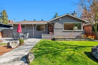 Building Photo - Elegant and Spacious Air-Conditioned Lincoln Park Rambler