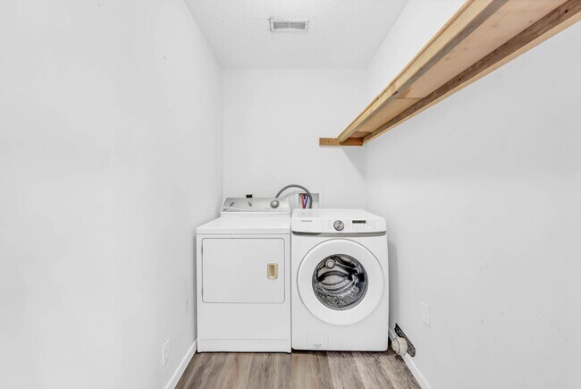 Building Photo - 398 Frontier Ln