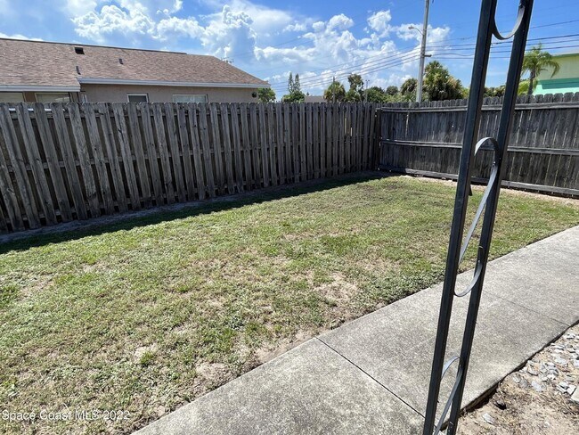 Building Photo - 2 bedroom 2 bathroom duplex available for rent