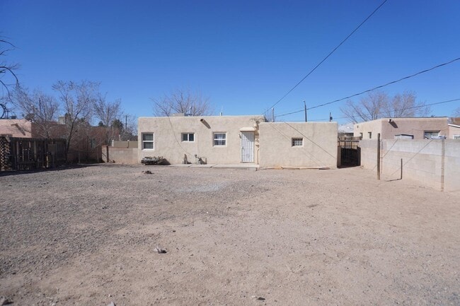 Building Photo - 2626 Sierra Dr NE
