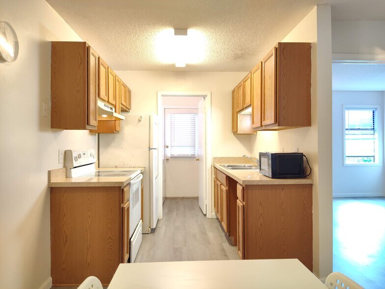 Building Photo - 801 Burcale Rd