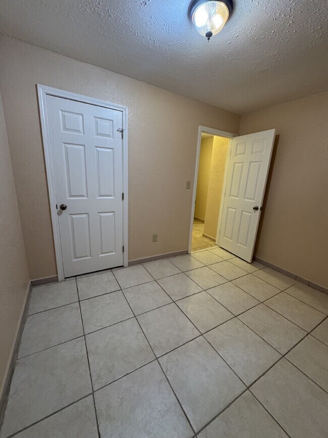 Building Photo - Water, sewer, garbage and landscaping is included. Clean 3-bedroom 2 bath