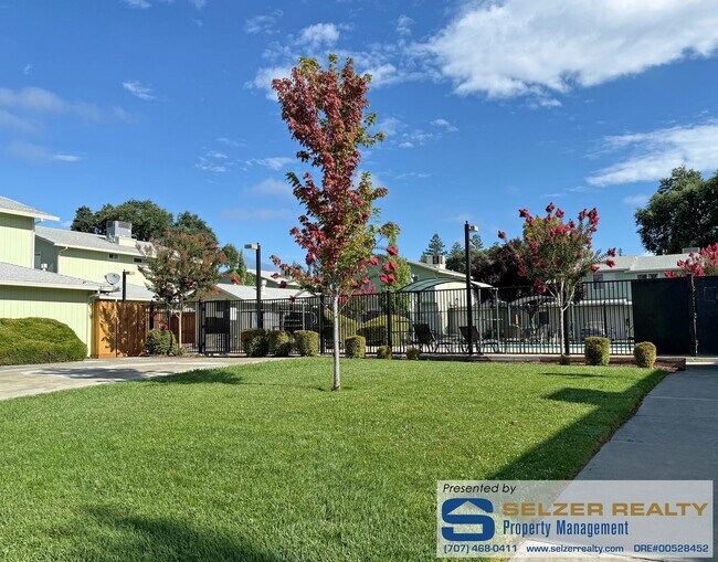 Building Photo - Fully equipped 2 bd. townhome in a super convenient central location!