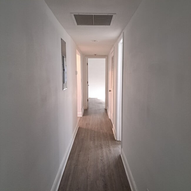 Building Photo - 1416 W 13th St