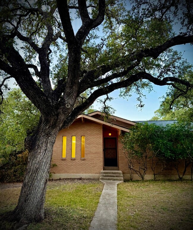 Building Photo - 1000 Hillyer St