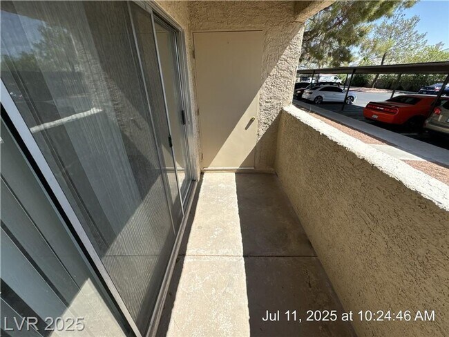 Building Photo - Updated First-Floor Unit | Granite Counter...
